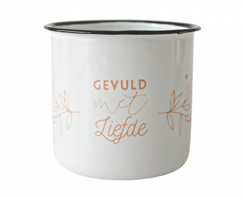 mok lottea Een witte emaille mok voor thee met daarop de woorden gevuld met liefde
