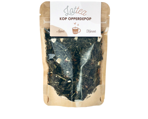 Losse zwarte thee in een bruine stazak van het merk Lottea. Deze thee heet kop opperdepop en heeft de smaak appel en kaneel.