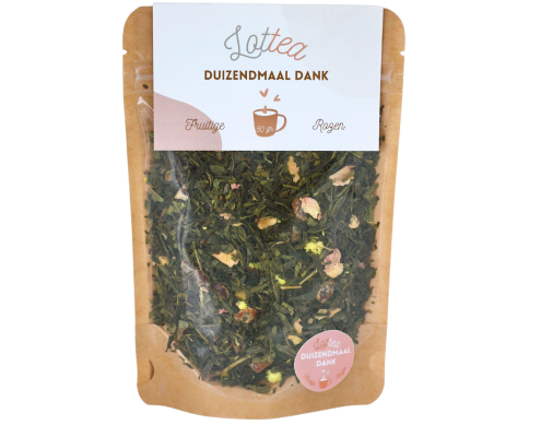 Losse groene thee in een bruine stazak van het merk Lottea. Deze thee heeft de naam duizendmaal dank met fruitige rozen smaak.