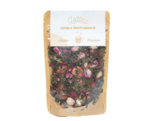 Losse groene thee in een bruine stazak van het merk Lottea. Deze thee heet china's fruitparadijs en de thee heeft de fruit smaken aardbei en framboos.
