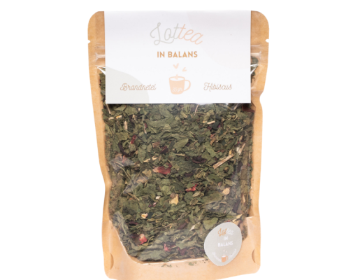 Losse kruidenthee in een bruine stazak van het merk Lottea. Deze thee heet in balans thee met brandnetel en hibiscus smaak