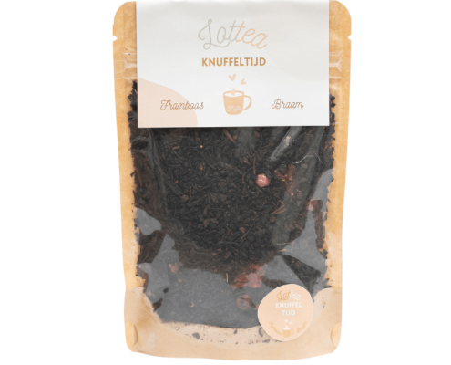 Losse zwarte thee in een bruine stazak van het merk Lottea. De thee heet knuffeltijd thee met