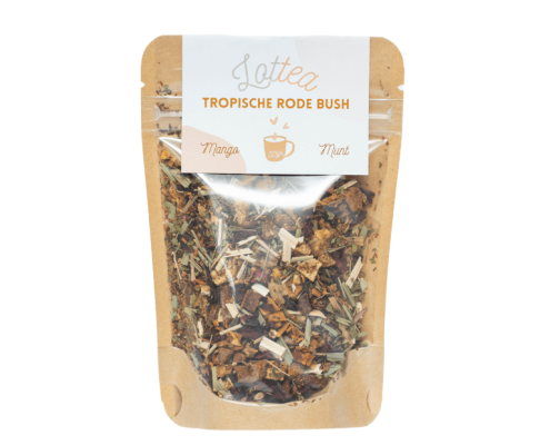 Losse thee in een stazak van het merk Lottea. Op de zak staat tropische rode bush thee, een tropische rooibos thee met mango en munt smaak.