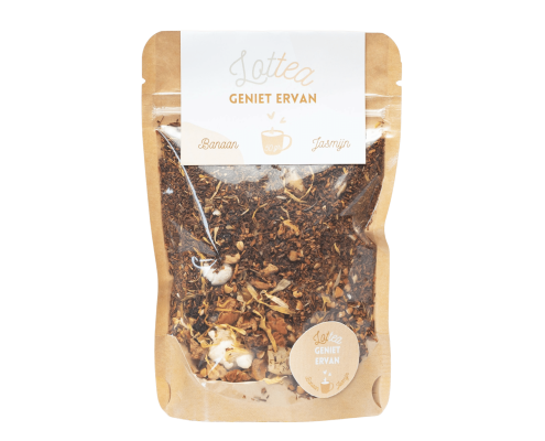 Losse rooibos thee in een bruine stazak van het merk Lottea. Deze thee heet geniet ervan thee met banaan en jasmijn smaak.