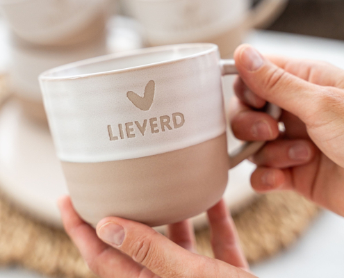 Lottea-Theemok-Lieverd Theemok met daarop lieverd en daarboven een hartje. De bovenkant van de theemok is wit en de onderkant steen oranje.