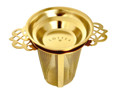 Goud theezeefje met het Lottea logo in het lekbakje bovenop. Het zeefje heeft een soort bloemvorige handvatten.