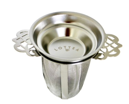 Een zilver theezeefje met het Lottea merk in het lekbakje wat bovenop staat. Het theezeefje heeft twee mooie zijvleugels als een soort bloem.