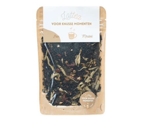 Zwarte, losse thee in een stazak van het merk Lottea. Deze thee heeft een peer smaak.